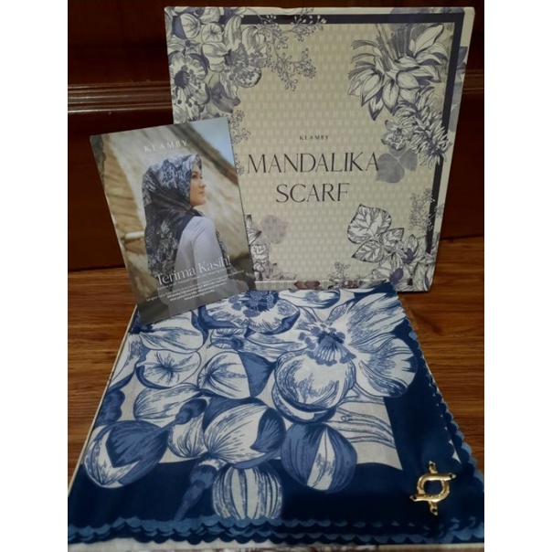 Mandalika Scarf Wearing Klamby