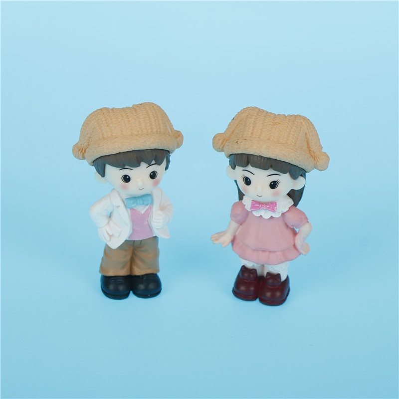 Miniatur Pasangan Dengan Topi Bahan Resin Untuk Dekorasi Taman