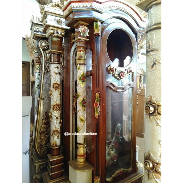 1 SET ALMARI LEMARI JAM  HIAS MURAH RAHWANA MAWAR UKIR MEWAH SUDAH TERMASUK JAM DAN KACA BAHAN KAYU JATI WARNA FINISHING CAT BISA REQUEST FURNITURE MEBEL JEPARA-4