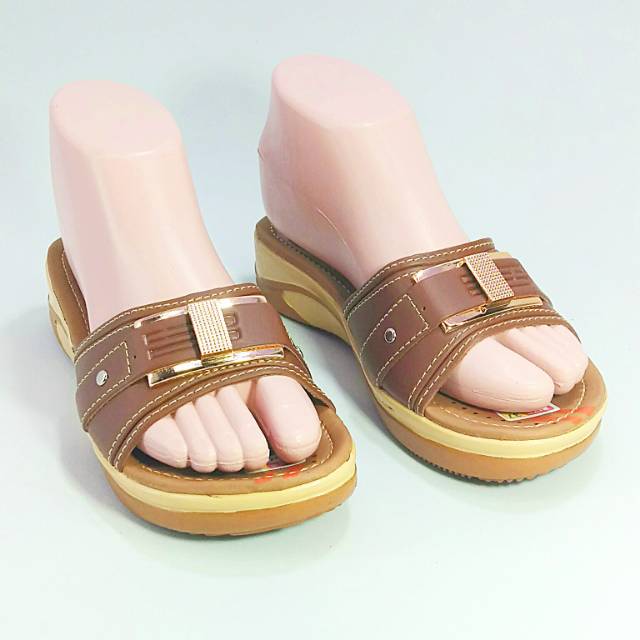 Sandal Wanita Warna Cokelat untuk segala acara Cantik di kaki