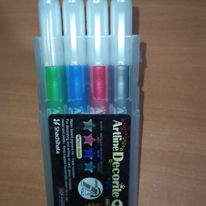 

(BISA COD) Spidol Brush Artline Decorite SET 4 WARNA METALLIC EDF-F/4PSH3 HEMAT Kode 967