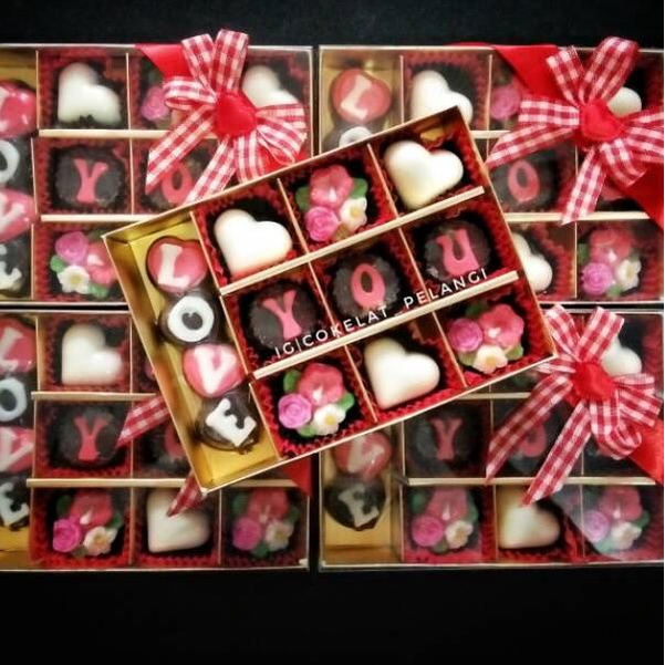 

Hadiah coklat valentine untuk pacar sahabat teman saudara cokelat pelangi box sekat 12 love you •↔ Harga ⌒