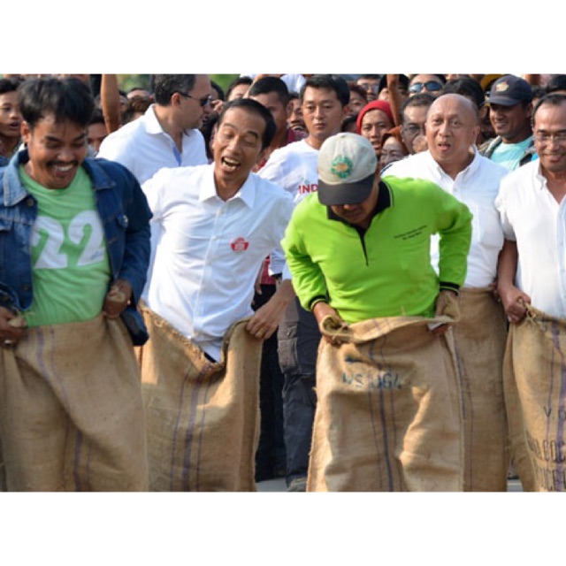 LOMBA BALAP KARUNG SARUNG KARUNG GONI BEKAS BANDUNG KARUNG GONI UNTUK LOMBA 17 AGUSTUS