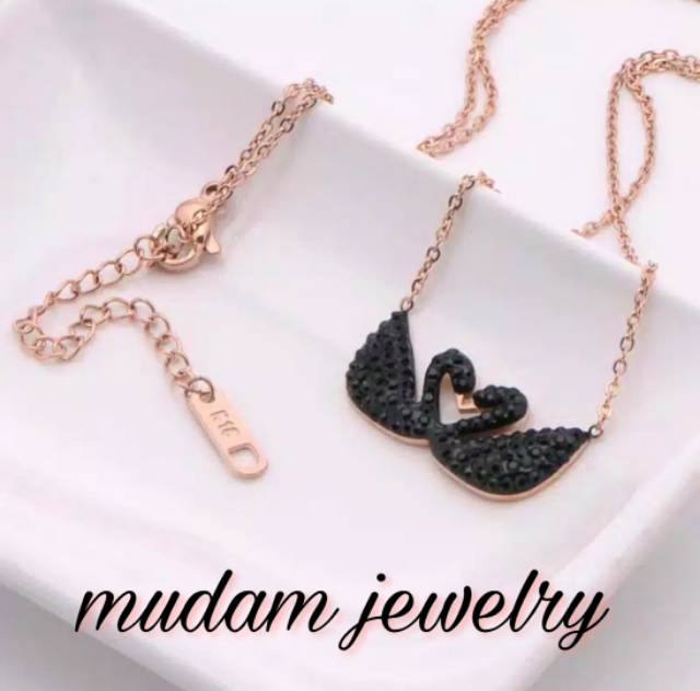 Kalung Titanium 2 Angsa Hitam, Putih dan Merah Warna Rantai Rosegold, Gold dan Silver