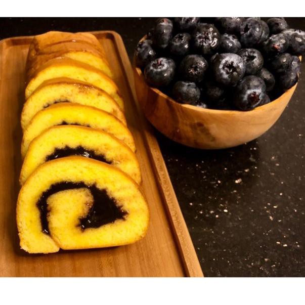 

REAL PICT ! Bolu Gulung Medan WhenCake Rasa Blueberry ( Pendek )