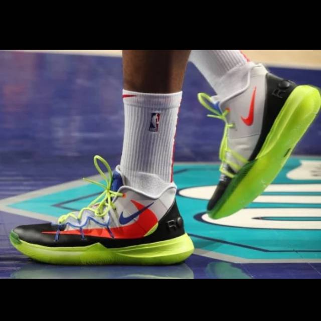 Sepatu Basket Desain Nike Kyrie 5 Fantasy Star Air Zoom Turbo