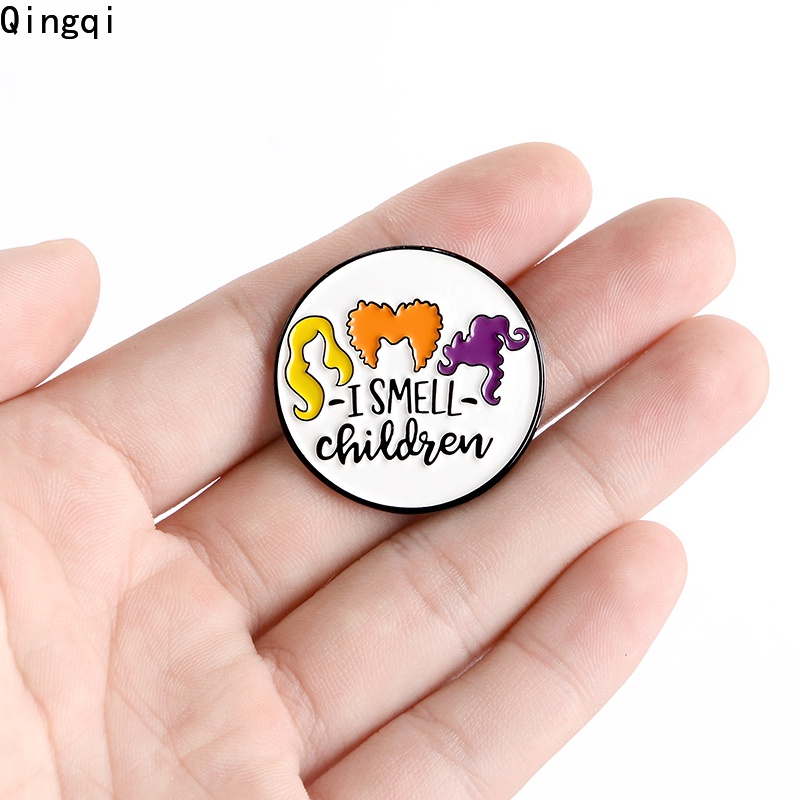 Bros Pin Enamel Desain Penyihir Halloween Gaya Gotik