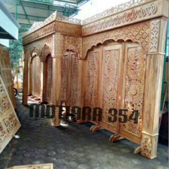 Gebyok pelaminan lengkap dengan kursi pengantin dan gapura selamat datang