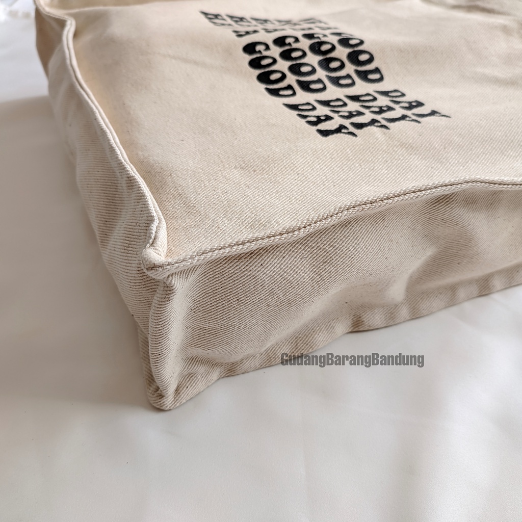 Tote Bag Kanvas dengan Desain Square 'Good Day': Gaya yang Ceria untuk Aktivitas Anda!