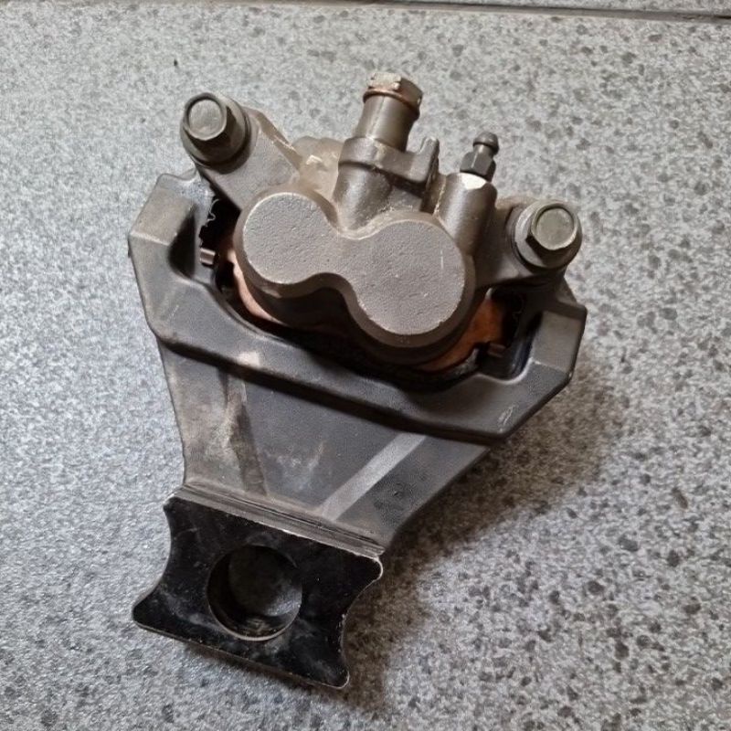 Kaliper belakang Yamaha YZF R1 2002 2003 model 2 piston