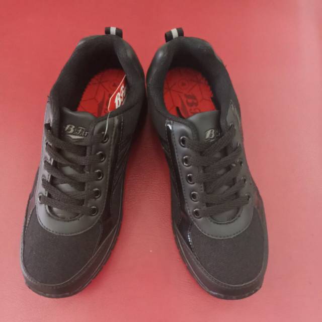 Sepatu sekolah bata hitam polos bertali