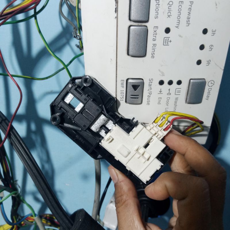 door lock doorlok mesin cuci Electrolux ewf 10751