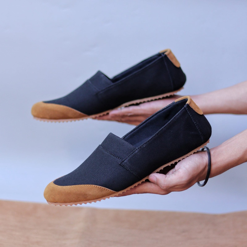 MOLK Sepatu Slip On Pria Kasual Sepatu Slop Pria Simple Anti slip Murah Main Gaya Hangout