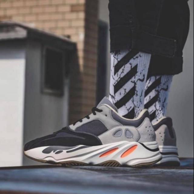 jual yeezy 700