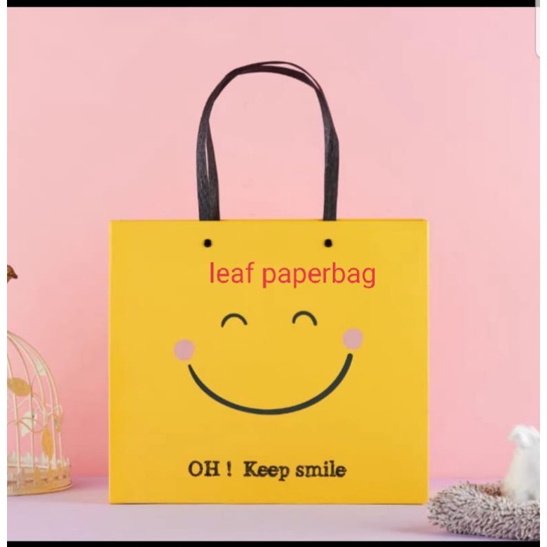 

Paper bag tas kado kuning motif senyum smiley / paper bag wisuda / graduation gift / hadiah wisuda / kado wisuda / Kotak kado smiley / tas kado smiley / paper bag smile Good luck