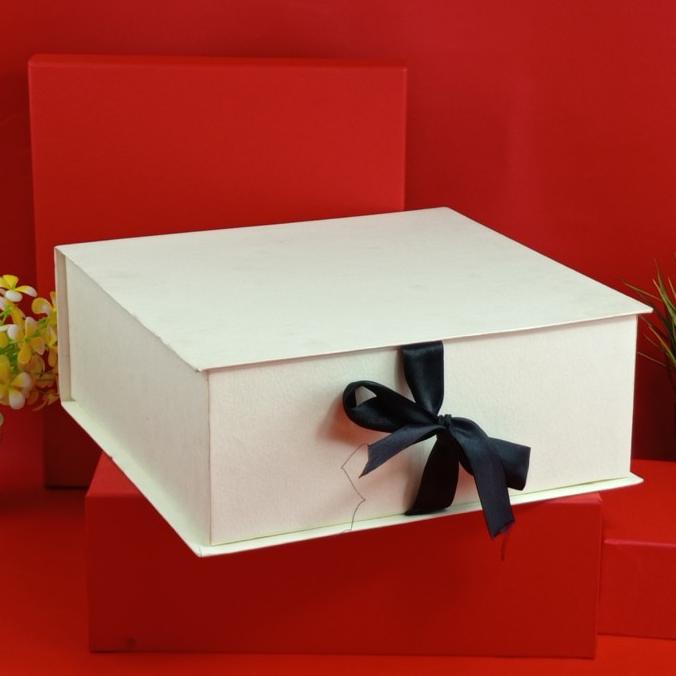 

Premium Product!!! Box Hampers - Gift Box - Kotak Kado - Ukuran 26 Cm X 26 Cm X 10 Cm - Paling Diminati