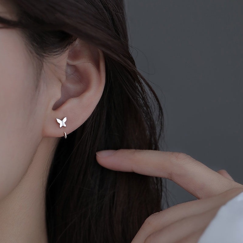 1 Pasang Anting Stud Mini Bentuk Kupu-Kupu Bahan Logam Lapis Emas Perak Untuk Wanita