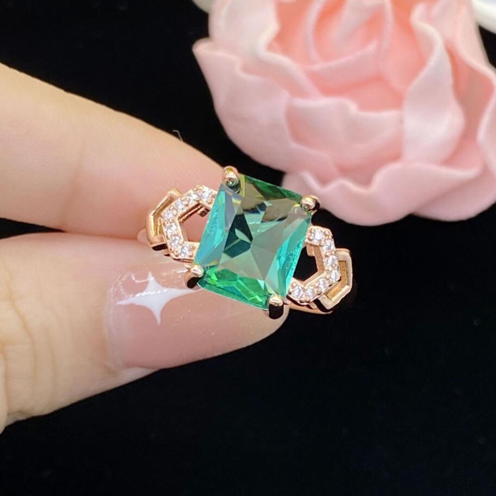 Cincin Tunangan Bahan Titanium Steel Warna Rose Gold Dengan Emerald + Kristal + Berlian Untuk Wanita