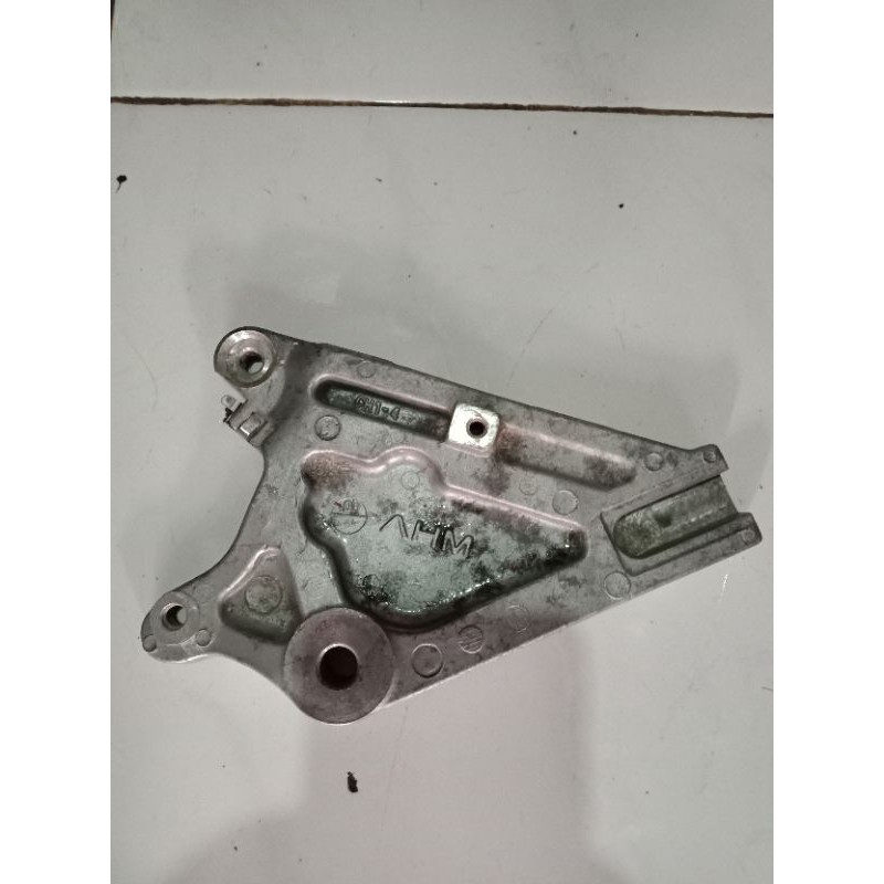 Braket dudukan Pangkon Cakram kaliper belakang Supra X 125 ori