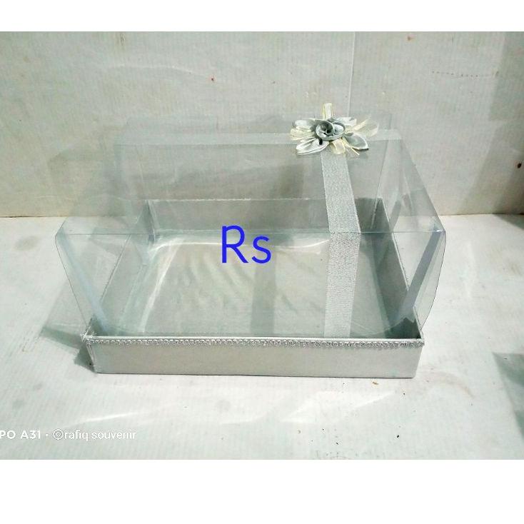 

Hot Sale Kotak hantaran pernikahan full mika pita silver ukuran Sedang satu set isi 4 kotak .,