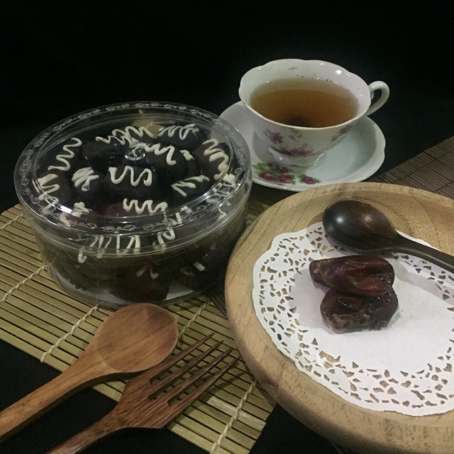 

Kurma cokelat dengan isi (keju atau kacang tanah) ukuran 500gram