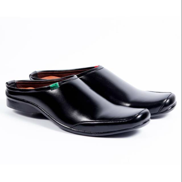 Sepatu sandal bustong pria Kickers