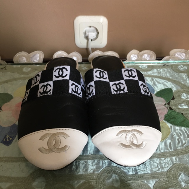 PRELOVED CHANEL SANDAL TIDAK ORI - UKURAN 35 MOTIF HITAM PUTIH