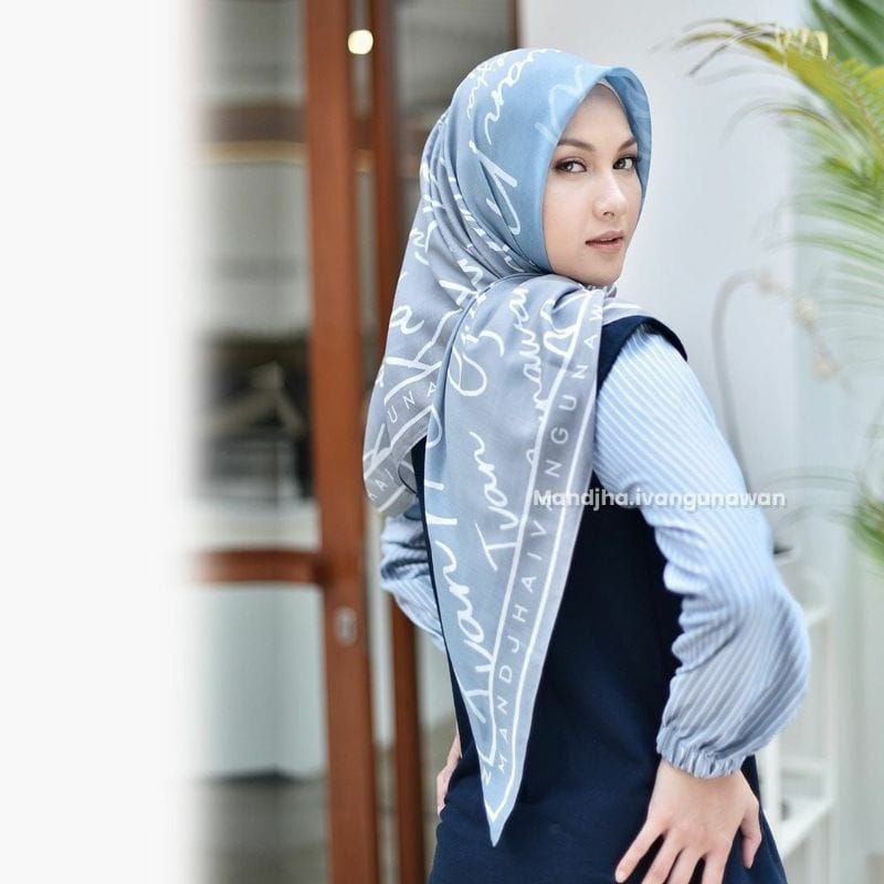 kerudung segi4 KW Ivan Gunawan "Irwan Ginawan"