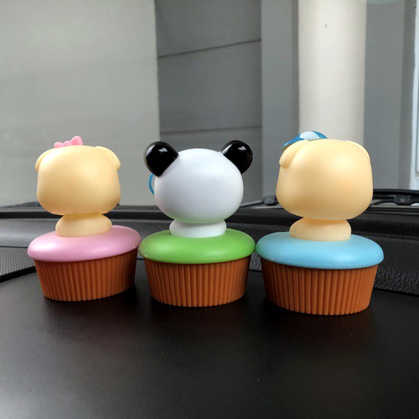 CUPCAKE PIGGY &amp; PANDA Boneka Figure Miniatur Pajangan Mobil Solar Power Goyang Kepala Shacking Head