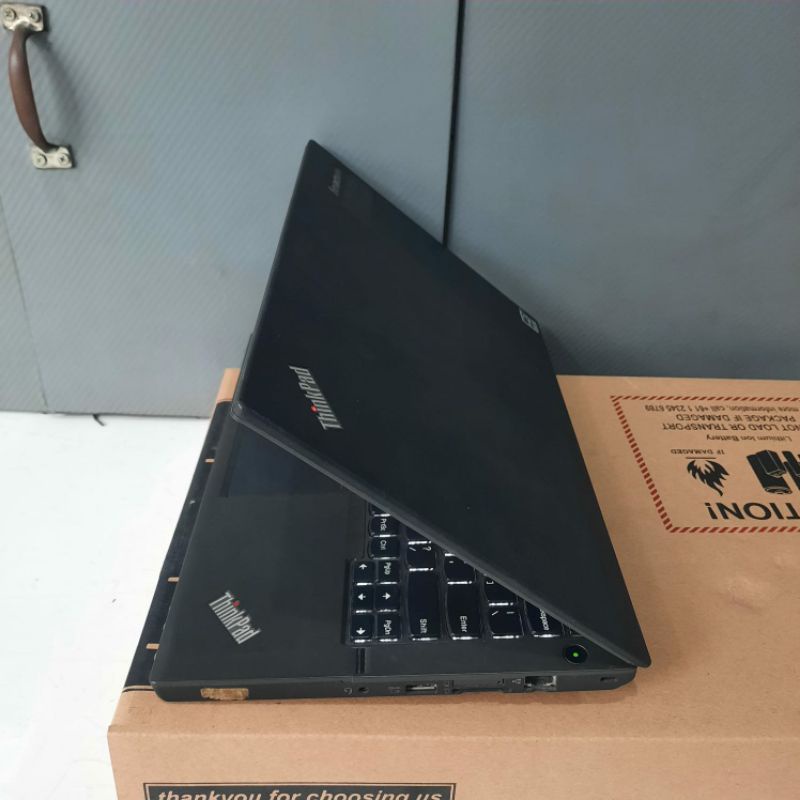 Laptop Lenovo Thinkpad X240 Cor i5-4300U Ram 4GB/500GB keyboard backlight Windows 10 full aplikasi Slim Mulus