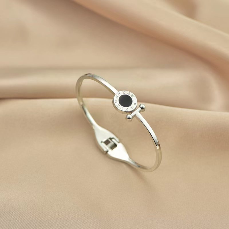Gelang Tangan Wanita Bulat Hitam Huruf Romawi Black Circle Dalika