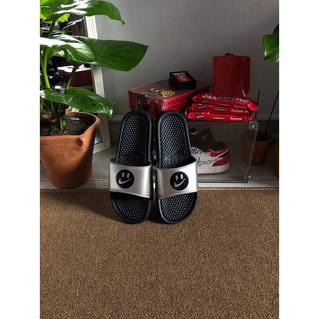 nike benassi smiley