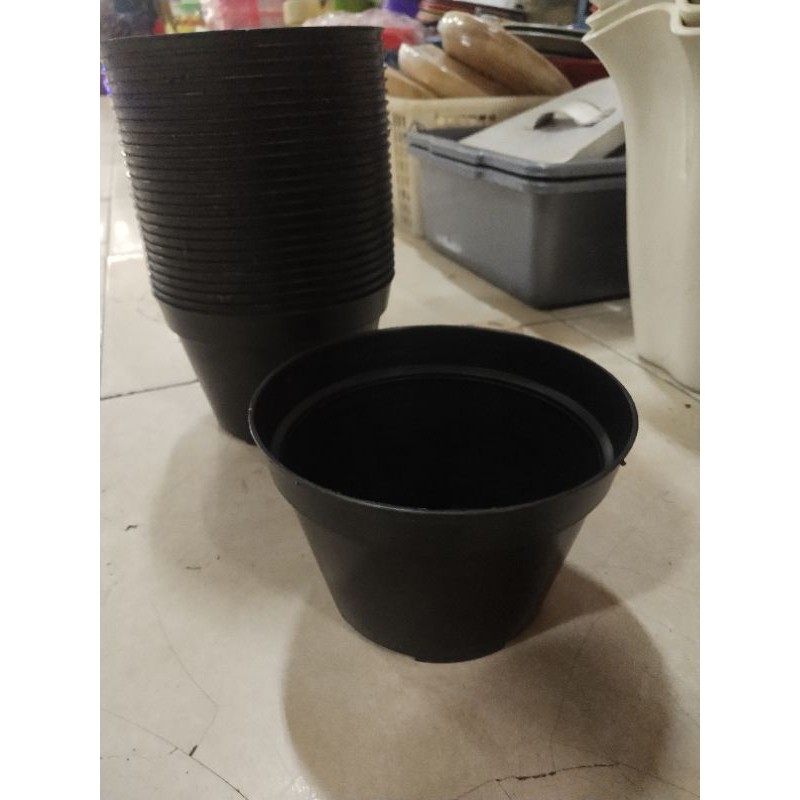Pot Bunga Hitam Polos