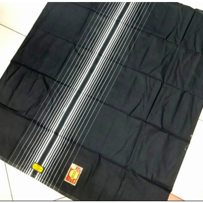 Sarung Wadimor Hitam Tumpal/Hitam Garis