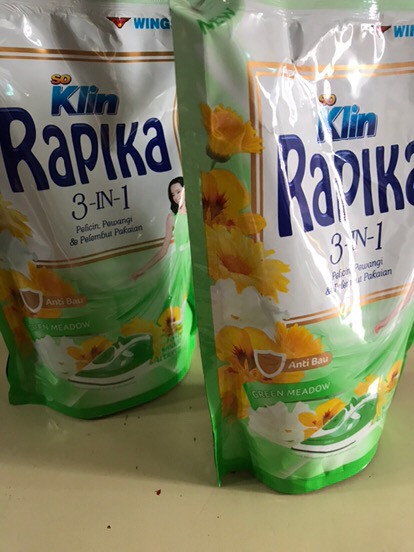 Rapika Pelicin Pakaian 400ml