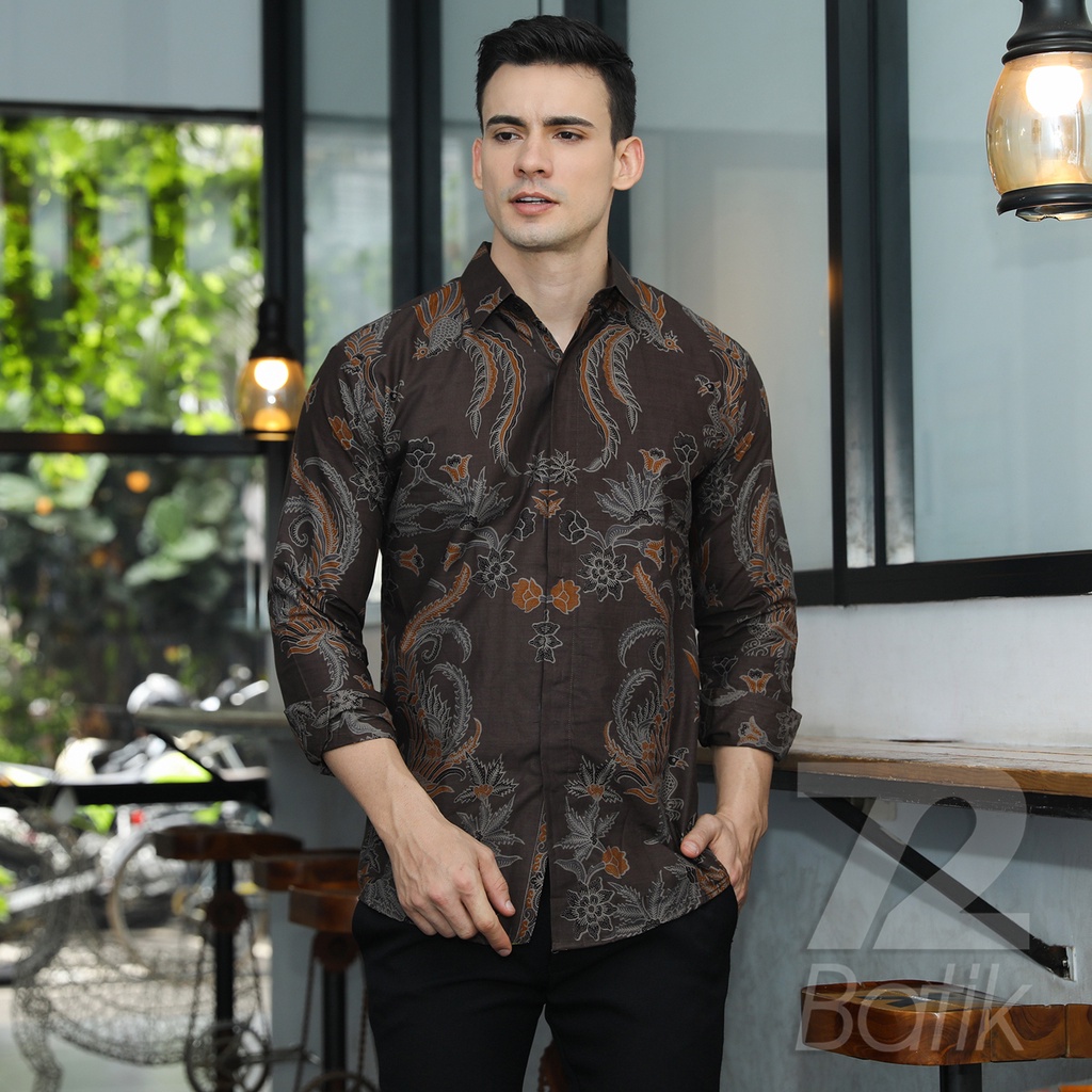 BATIK COUPLE MODERN Kemeja Rok Lilit Instan Batik Pria Lengan Panjang Premium Warna Abu Tua Grey Gray 729232 Cap 72 - Baju Kemeja Atasan Pakaian Batik Couple Cople Pria Cowok Laki Laki Remaja Keluarga Lengan Panjang Modern Slimfit Premium Kekinian