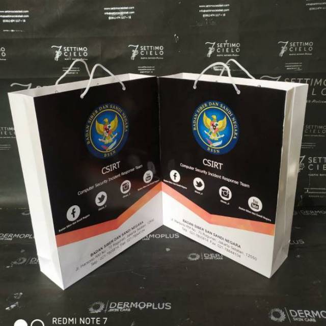 

Custom Paperbag Cetak Paperbag Printing dengan UV hasil memuaskan