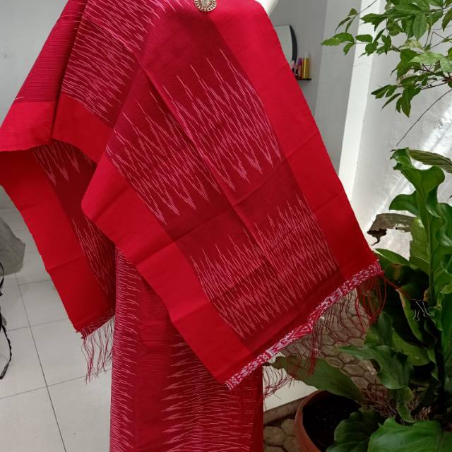 TENUN TARUTUNG  MOTIF SIBOLANG RASTA WARNA MERAH, PAKAI SAMBUNGAN DITENGAH SARUNG