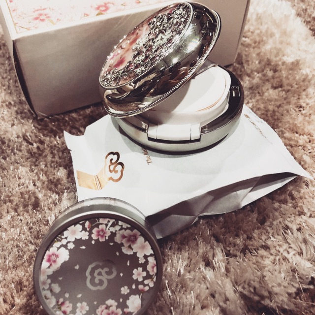 The history of whoo whitening moisture cushion foundation free jewelry powder