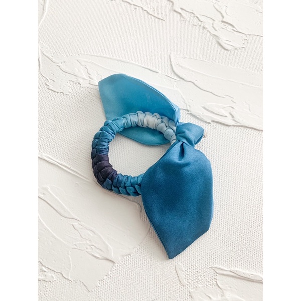 Handmadepita x mmehuillet MILI scrunchie in Ocean