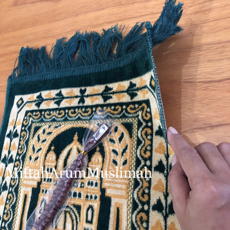 Souvenir sajadah muka bludru 35x55cm plus tasbih