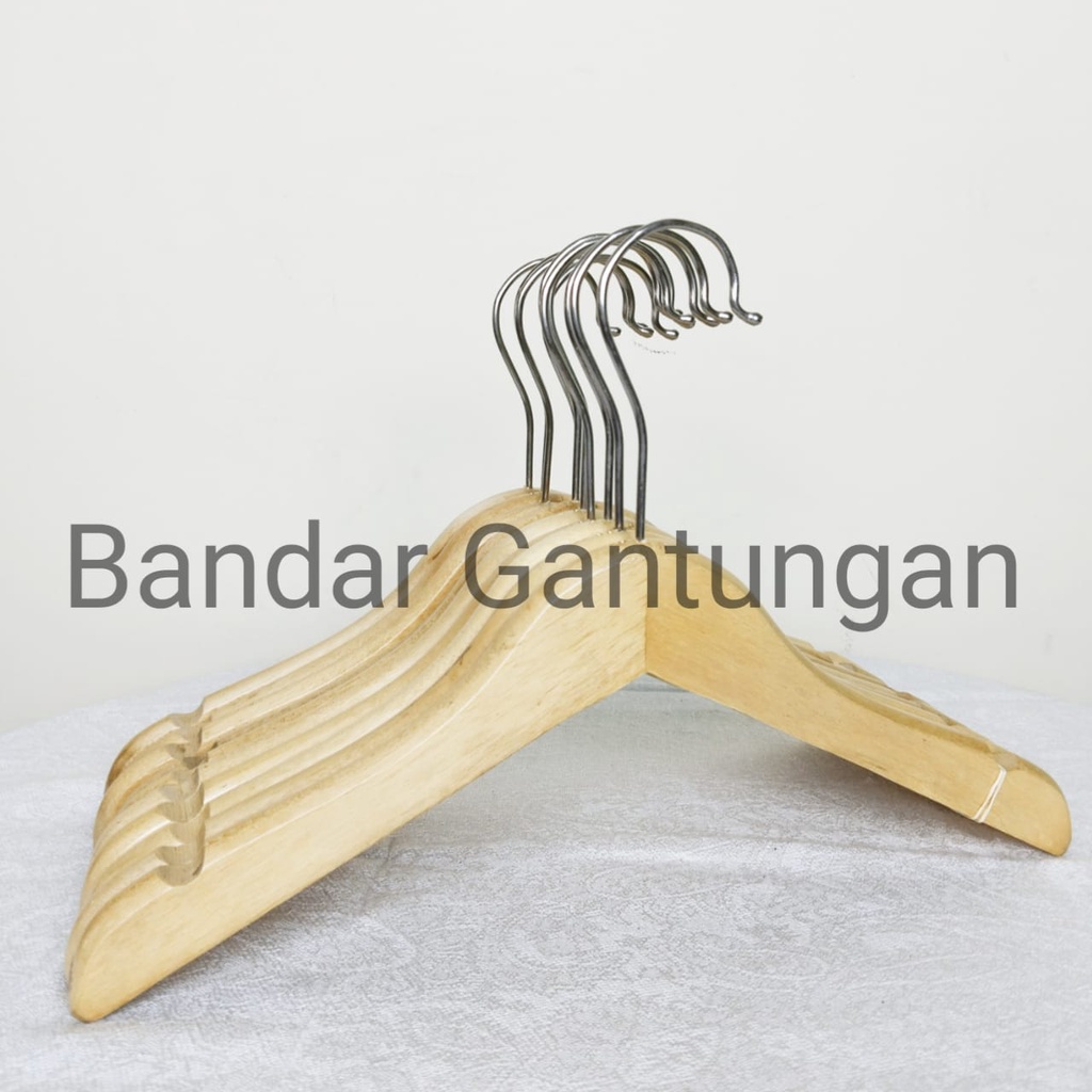 Hanger Kayu Anak Warna Natural Biasa / Gantungan Baju Distro Hanger Kayu logo Laser Grafir Plitur Gantungan Baju Anak Display Pakaian Anak Anak(BH)