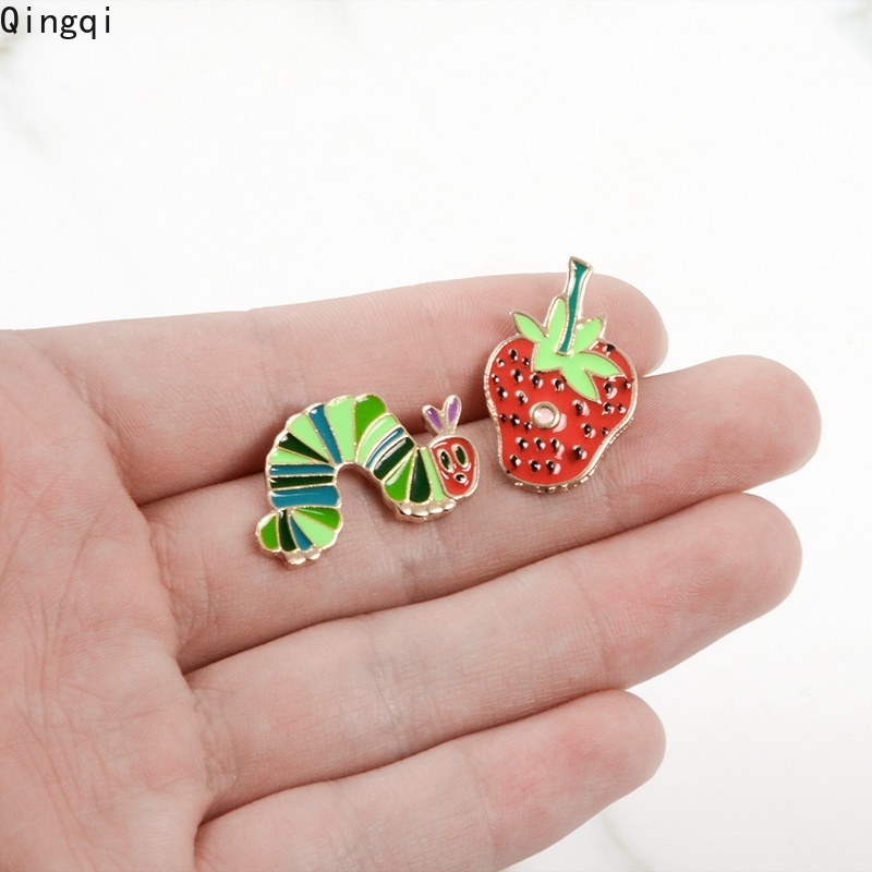 Bros Pin Enamel Bentuk Kartun Hewan Ulat Strawberry Tanaman Untuk Perhiasan