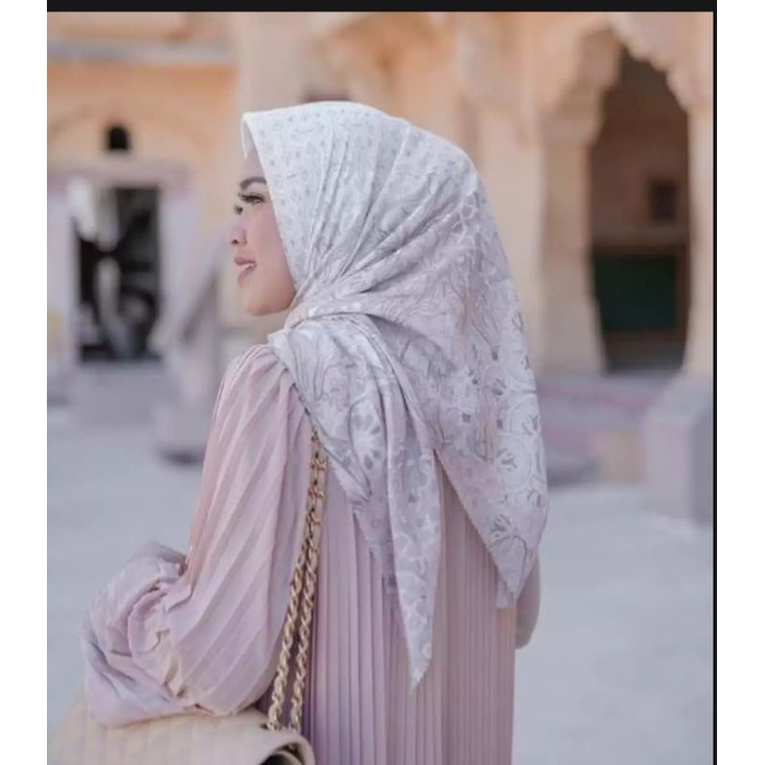 KERUDUNG/HIJAB SEGI EMPAT MOTIF BUNGA CREAM