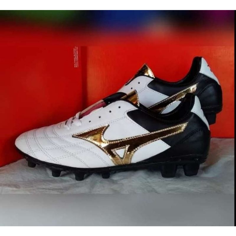 Sepatu bola kulit asli