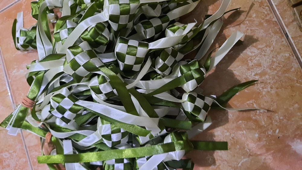 Ketupat Hias  Hijau Lumut Cream 4x4x2cm Isi 12 Pcs Hiasan Ruangan Event Booth Dekor