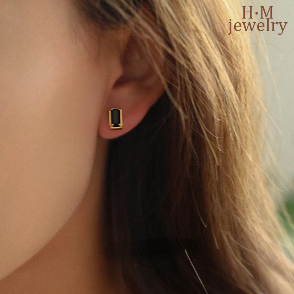 Anting Tusuk Bentuk Kotak Geometri Mini Warna Hitam Gaya Retro Untuk Wanita