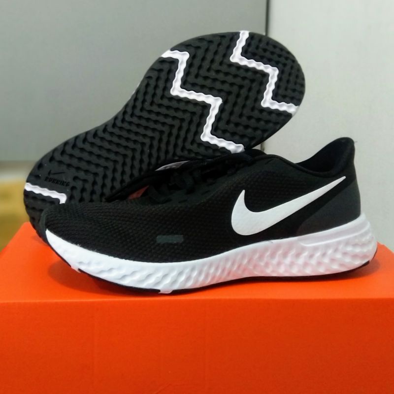 WMNS Nike Revolution 5