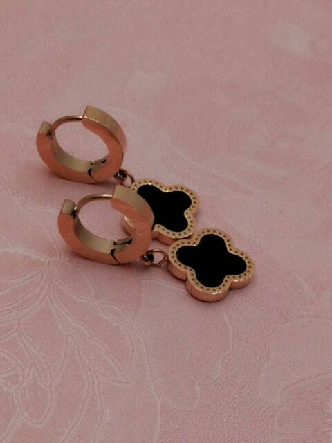 Anting wanita lv / anting titanium wanita / anting anti karat / anting titanium model Lv