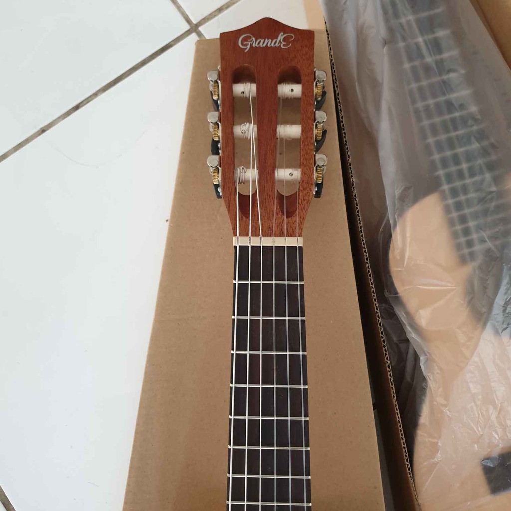 READY Gitarlele Grande Guitalele Original Natural dan Coklat Guitarlele Guitar Gitar Kecil Sedang